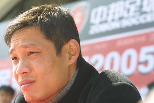 当他成功拍下这颗回春丹之后，他便在他亲儿子的搀扶下，缓慢走上了台。